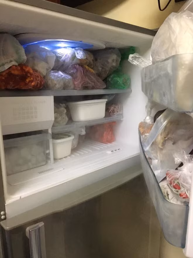 Mới đây một bạn trẻ cho đăng tải hình ảnh ngăn đá tủ lạnh đầy chật ních đồ ăn chuẩn bị từ Tết mặc dù bây giờ đã qua rằm tháng Giêng.