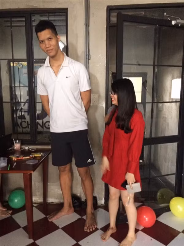 Ngay sau khi những bức ảnh đôi bạn "đũa lệch" Trần Thị Thu Lan và Ngô Thị Thu Hà được đăng tải, những bạn trẻ khác cũng “khoe ké” hình ảnh đứa bạn cây sào của mình và vô tình đã tạo thành trào lưu hot trong cộng đồng mạng.