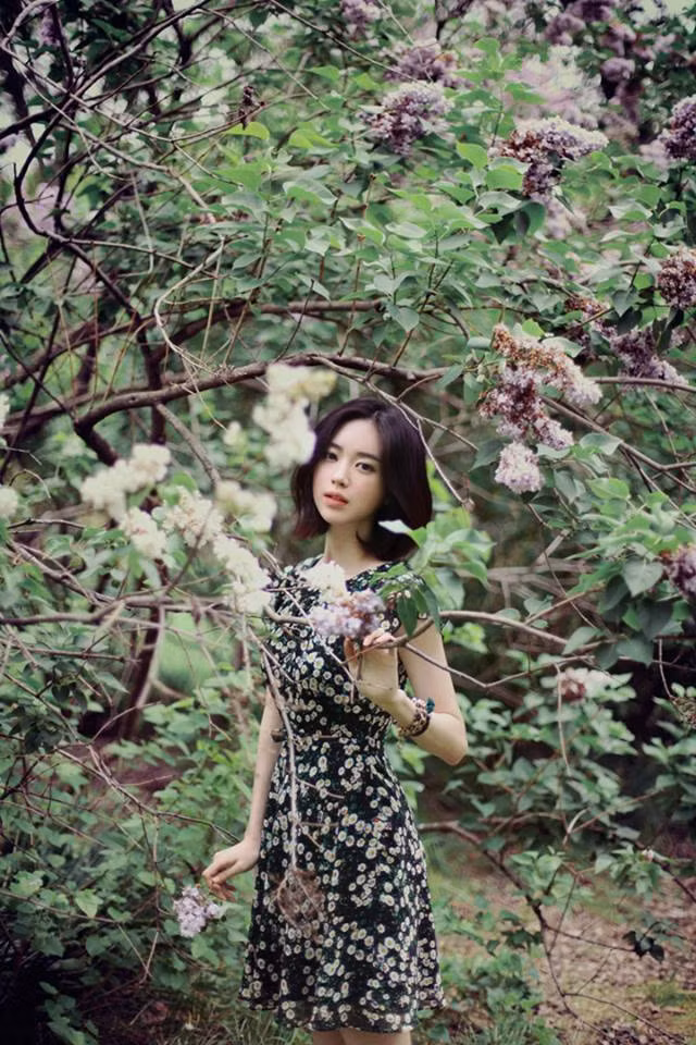 Được biết, sau khi hoàn thành khóa học tại khoa Kinh tế, Đại học Sogang, Yoon Seon Young đã từ bỏ những gì mình học để đi theo con đường nghệ thuật trong vai trò người mẫu ảnh.