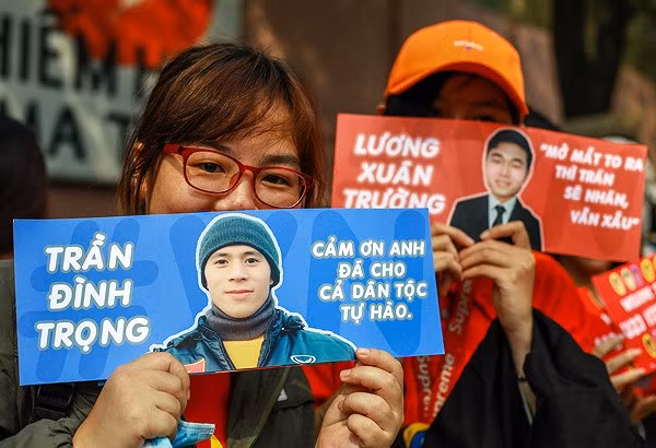 "Trần Đình Trọng - Cám ơn anh đã cho cả dân tộc tự hào" hay "Lương Xuân Trường mở to mắt ra thì trán sẽ nhăn và xấu" là những câu slogan mà các fan nữ miền Nam gây ấn tượng với dàn "cực phẩm" U23 Việt Nam.