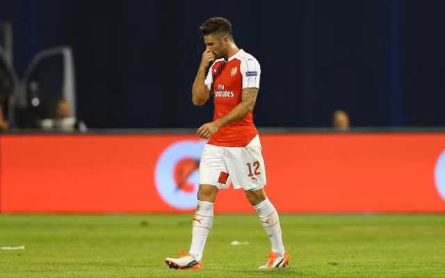 Olivier Giroud (Arsenal) không được đánh giá là một tiền đạo cắm thực sự xuất sắc trên thế giới. Nhưng trong bối cảnh, Arsenal không có tiền đạo cắm thì cầu thủ người Pháp này vẫn là sự lựa chọn số một. Kể từ khi Premier League 2015/2016 diễn ra, Giroud đã có hai lần lập công cho Arsenal nhưng chừng đó là chưa đủ với sự kỳ vọng của NHM.