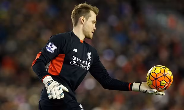 Mignolet đã được Liverpool gia hạn hợp đồng tới tận năm 2021 nhưng điều này lại gây ra nhiều tranh cãi. Thông qua nhiều kênh truyền thông, nhiều Liverpudlian yêu cầu CLB phải mang về một thủ môn mới.