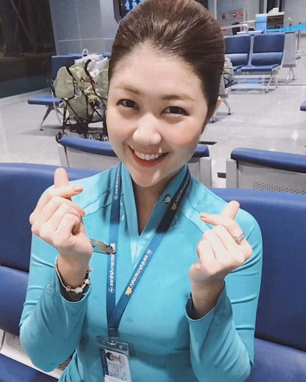 Mới đây, cộng đồng mạng tiếp tục biết tới danh tính một nữ tiếp viên Hàng không có gương mặt vô cùng xinh đẹp. Đặc biệt, cô nàng này luôn khiến nhiều người nhầm lẫn về quốc tịch và cho rằng đây là diễn viên hay ca sĩ đến từ Hàn Quốc.