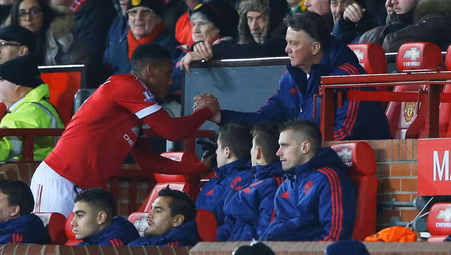 Với những cái tên như Sergio Romero, Antonio Valencia, Phil Jones, Marcos Rojo, Ashley Young, Morgan Schneiderlin, Memphis Depay, Ander Herrera, Marouane Fellaini, Adnan Januzaj, Man United đang khiến nhiều CLB bóng đá khác phải thèm muốn khi sở hữu một băng ghế dự vô cùng chất lượng.