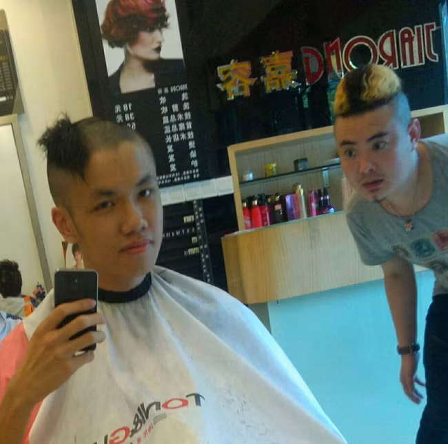 Bình thường tóc kiểu Mohican là một chỏm dựng đứng giữa đầu nhưng bạn trẻ này đã phá cách bằng việc để chỏm tóc của mình lệch hẳn sang một bên.