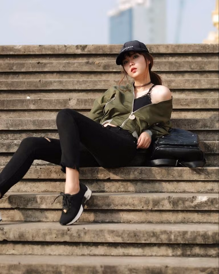 Hầu hết cư dân mạng xem xong bộ ảnh du lịch của Kim Oanh đều cảm thấy vô cùng thích thú và liên tục “tag tên” những đứa bạn của mình vào để "dằn mặt".