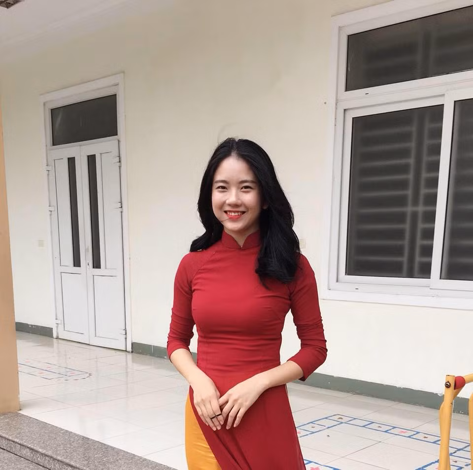Thùy Linh xinh đẹp trong chiếc áo dài đồng phục khi đứng lớp giảng dạy.