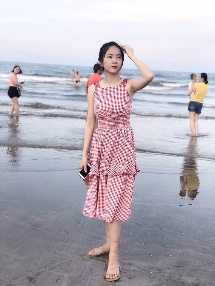 Được biết, cô gái trong clip tên thật là Nguyễn Thùy Linh, sinh năm 1997, quê quán xã Quỳnh Diễn, huyện Quỳnh Lưu, Nghệ An. Hiện tại, Thùy Linh đang là giáo viên một trường tiểu học ở TP Vinh.