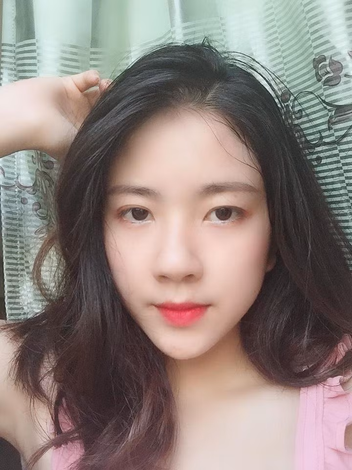 Không chỉ "ăn điểm" ở gương mặt, cô giáo 9X Nghệ An - Thùy Linh còn sở hữu thân hình thon thả khiến không ít các chàng trai phải mê mệt.