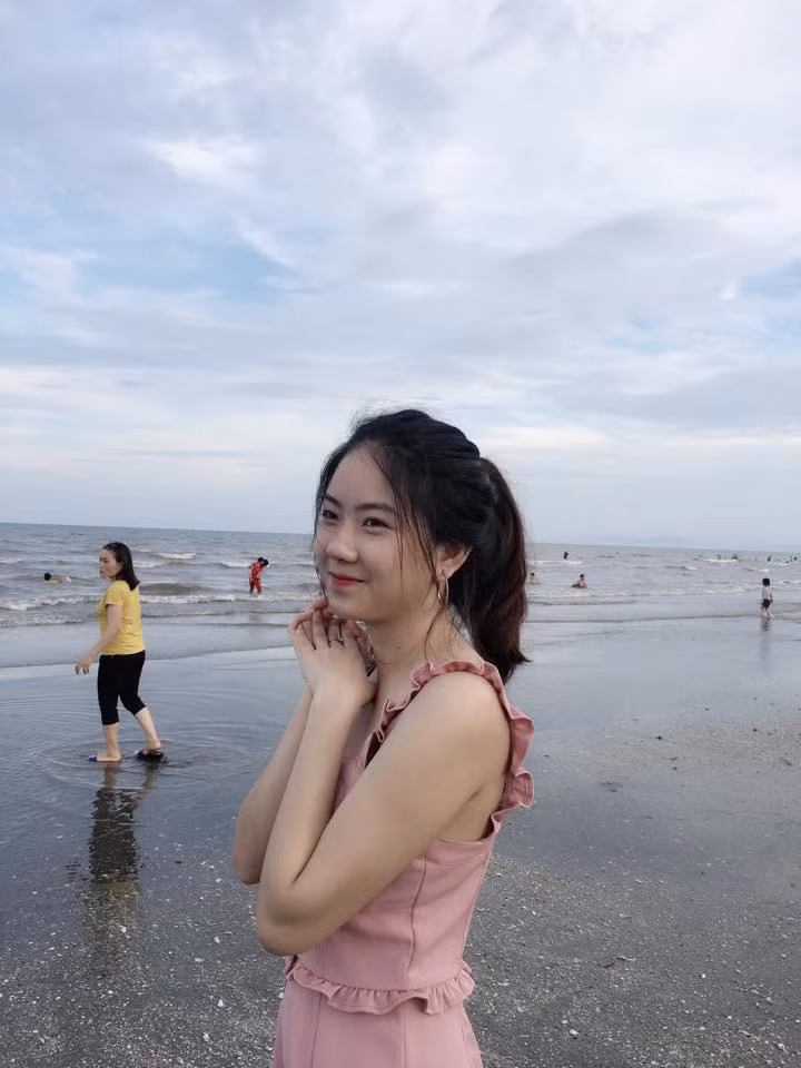 Xuất hiện ít phút trong clip cover ca khúc "Rồi cậu sẽ biết tớ thích cậu nhường nào" – nhạc phim "Gửi thời thanh xuân đơn thuần của chúng tôi" , cô giáo trẻ tuổi tên Thùy Linh không chỉ cho thấy rằng gái Nghệ An không chỉ hát hay mà còn vô cùng xinh đẹp.