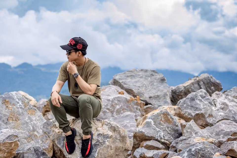 Theo bạn bè chung trường và cùng kí túc với Thanousack Laddarvun cho biết, anh bạn người Lào này khá thân thiện, tốt bụng, hoạt bát và đặc biệt rất hay cười đùa.