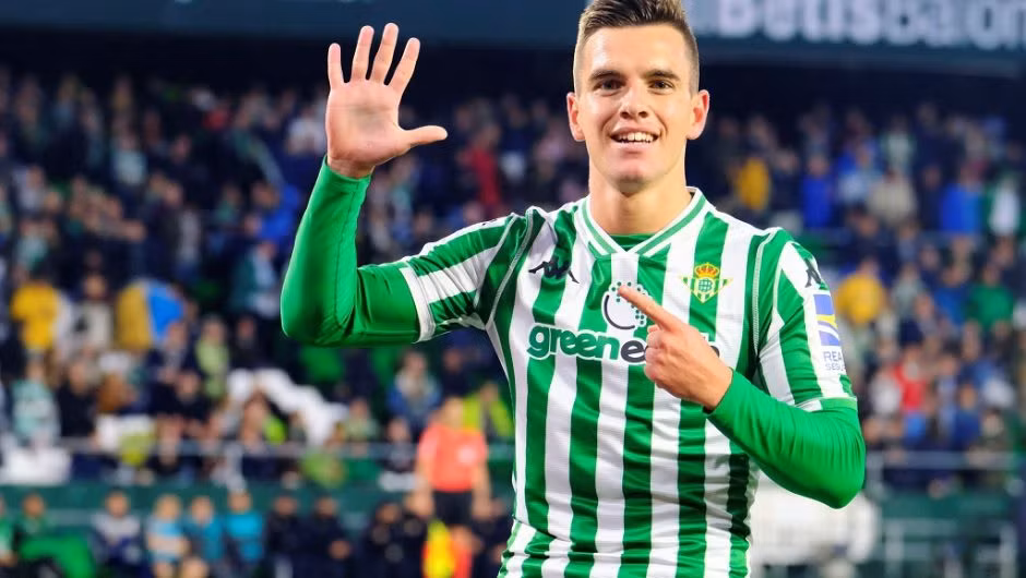 Theo BBC, Tottenham đã đề nghị mua Giovani Lo Celso từ Real Betis với giá 53 triệu bảng nhằm bổ sung một tiền vệ có khả năng hỗ trợ tấn công tốt và đề phòng trường hợp Christian Eriksen ra đi. Nếu vụ chuyển nhượng này thành công thì đó sẽ là một kỷ lục mới của CLB, hiện kỷ lục cũ là 42 triệu bảng cho Davinson Sanchez.