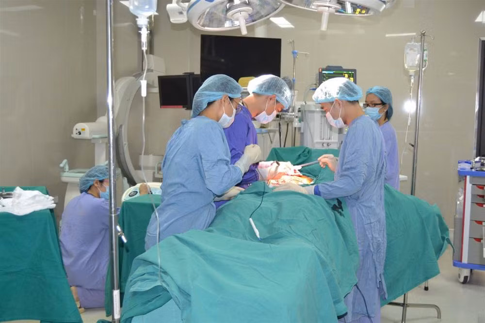 Rùng mình nam công nhân bị máy bóc gỗ lột toàn bộ da ngực, bụng Rung minh nam cong nhan bi may boc go lot toan bo da nguc, bung
