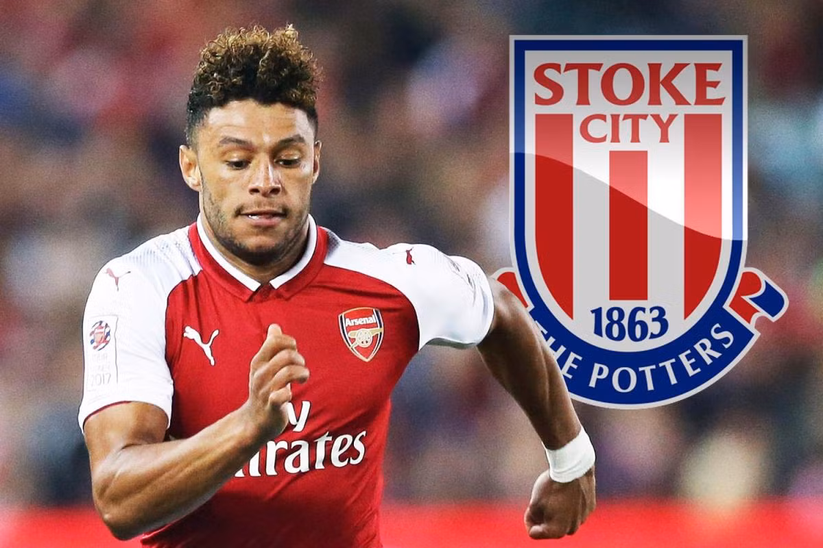 Stoke City đàm phán mua Oxlade-Chamberlain: Tờ The Sun cho hay, Stoke City đang lên kế hoạch chiêu mộ tiền vệ Alex Oxlade-Chamberlain của Arsenal với giá 25 triệu bảng. Ảnh: The Sun