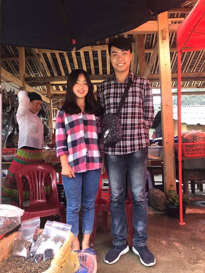 Hiện các phượt thủ vẫn thi nhau khoe những khoảnh khắc đẹp chụp cùng cô bé H’Mông Vàng Thị Sinh trong lần ghé thăm huyện vùng cao Hà Giang.