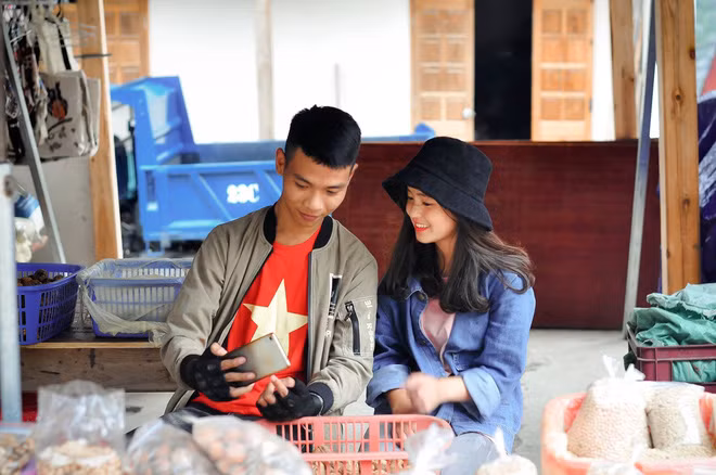 Từ ngày nổi tiếng, sạp hàng bày bán các sản vật của vùng cao như lê, táo, đào, mận, rau củ quả của gia đình Sinh luôn thu hút đông khách ghé mua.