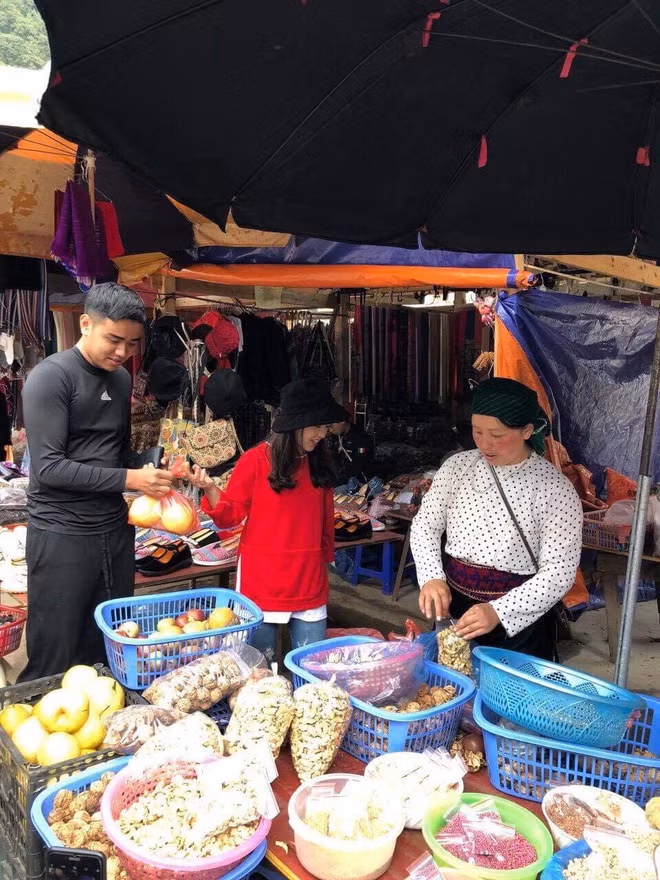 Nhà Sinh ở ngay gần cổng Dinh thự Vua Mèo (hay Dinh họ Vương), hàng ngay cô bạn này ra phụ giúp gia đình bán hàng cho khách du lịch.