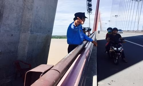 Bảo vệ cầu Cần Thơ nhiều lần ngăn cản người dân nhảy sông tự vẫn.