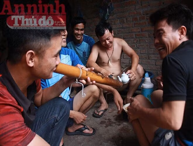 Giây phút thư giãn mỗi ngày của các công nhân, khi họ uống trà, hút thuốc và tán gẫu với nhau trước bữa cơm