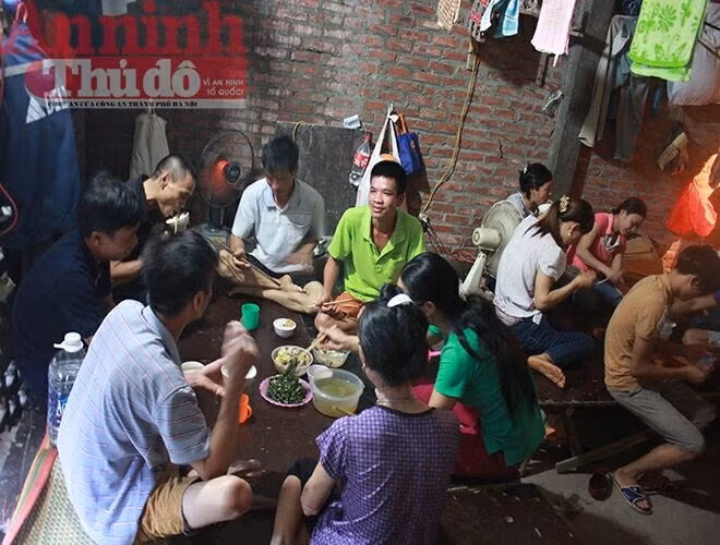 Bữa cơm tối thường diễn ra lúc 18h30 hằng ngày, khi mọi người đã về hết "biệt thự công nhân"