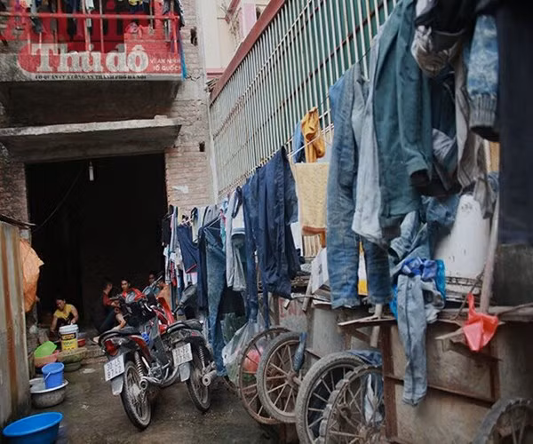 Tầng 1 là nơi sinh hoạt chính của các công nhân. Đây vừa là chỗ phơi đồ, nấu ăn, cũng là nơi để uống trà, trò chuyện hằng ngày