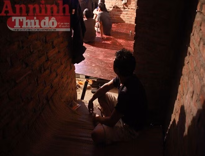 Dù sống trong biệt thự, nhưng số lượng người ở đông (10 người/tầng) nên những không gian riêng tư khá hiếm hoi. Trong ảnh là "phòng hạnh phúc" rộng vài mét vuông được ưu tiên cho vợ chồng anh Lộc