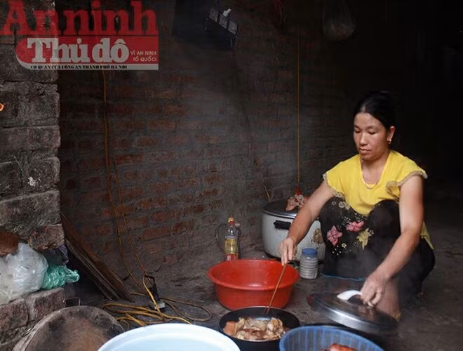 Chị Si (người dân tộc Tày, Điện Biên) chuyên nấu nướng phục vụ công nhân. Chị cho biết, cuộc sống như "du mục", vì công nhân đi làm công trình nào, chị lại đi theo đó