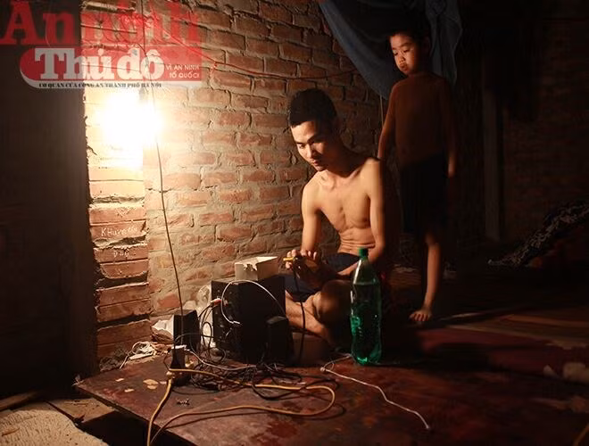 Dù khó khăn, vất vả, công nhân tại đây vẫn tìm được những thú vui riêng cho mình. Như anh Thế đang nghe nhạc qua đôi loa mang từ quê ra