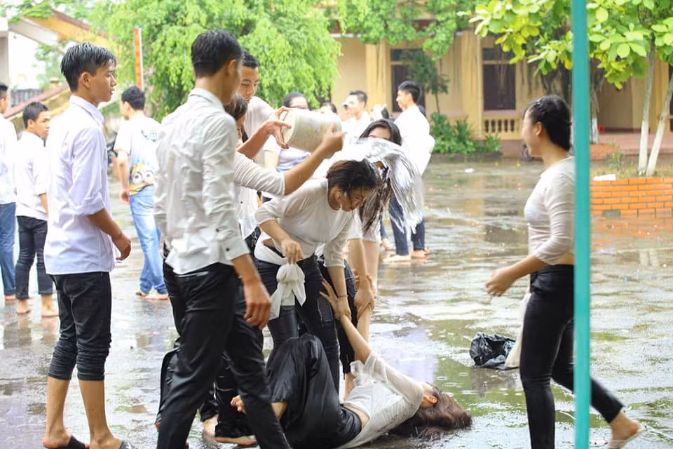 Mỗi tập thể lớp trước khi chọn ngày chụp ảnh kỷ yếu đều phải theo dõi thời tiết khá kĩ lưỡng nhưng không ít trường hợp khi thực hiện thì "trời không chiều lòng người" giống như các học sinh trường THPT tại Nam Định.