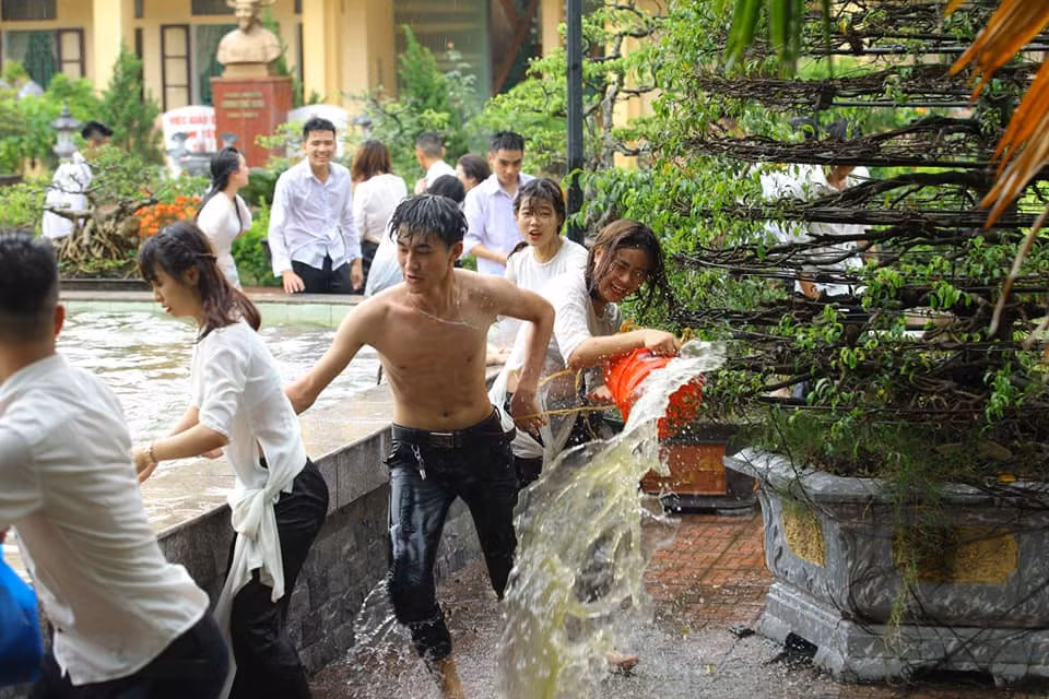 Các nữ sinh sẵn sàng "xõa hết nấc" chẳng hề giữ hình ảnh thùy mị, nết na của mình trong bộ ảnh kỷ yếu.