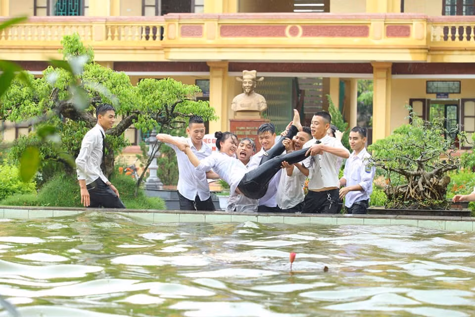 Hồ hoa súng trong sân trường được các học sinh biến ngay thành bể bơi.