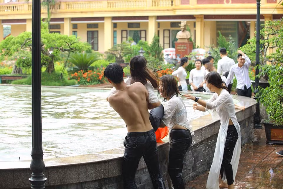 ''Nhất quỷ-nhì ma-thứ ba học trò, bộ ảnh rất đẹp và hồn nhiên đúng với lứa tuổi. Chúc các em thành công trong quãng đường sắp tới'' nickname Hoàng Nấm chia sẻ.