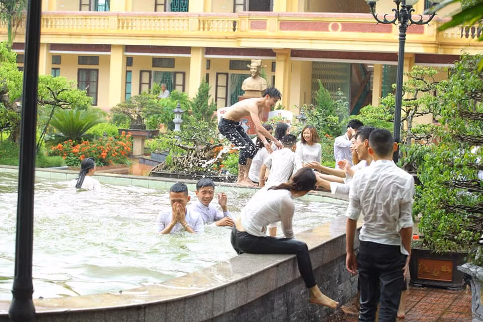 Ngay chiếc hồ trong sân trường sau cơn mưa đã được các bạn trẻ biến thành bể bơi trong bộ ảnh kỷ yếu đặc biệt của mình.
