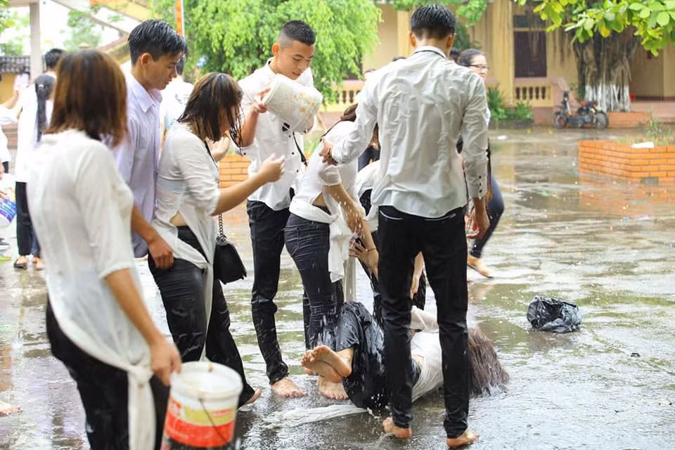 Không cầu kỳ, không chuẩn bị gì nhiều nhưng bộ ảnh dư âm buổi tổng kết dưới mưa của một bạn có nickname Phương Linh, đăng lên một group trên mạng xã hội khiến cư dân mạng phải ồ lên thích thú.