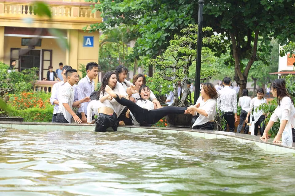 Cái kết của kẻ chạy trốn khi bị cả bọn bắt.