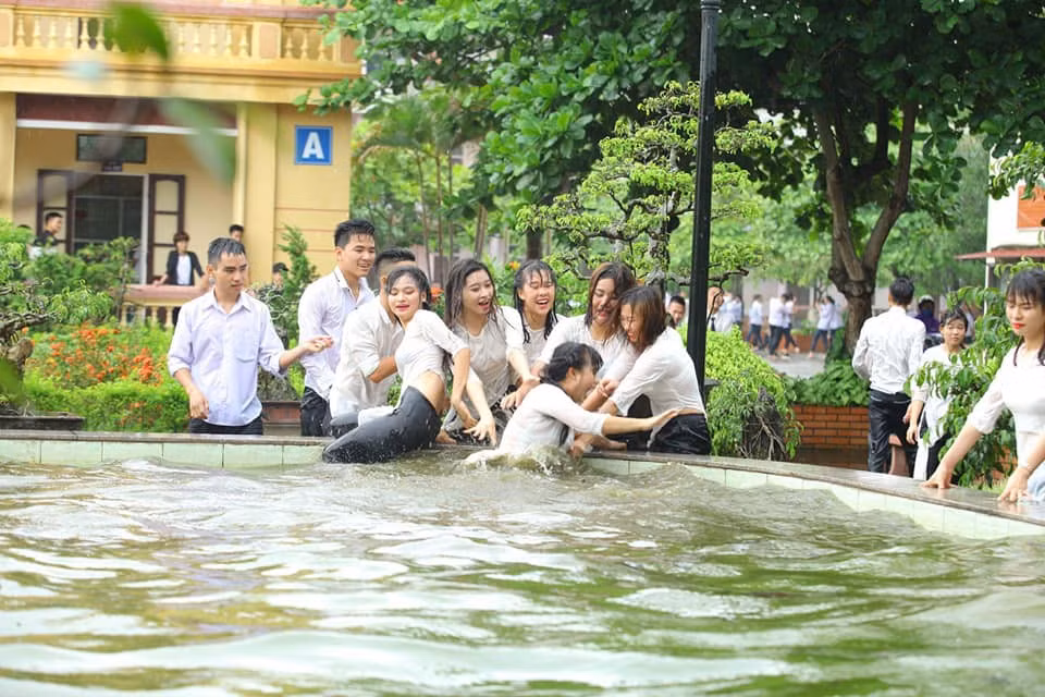 Dù cố tình trốn thoát nhưng cái kết của các nữ sinh quả là đắng lòng trong bộ ảnh kỷ yếu dưới mưa đang được dân mạng truyền tay nhau.