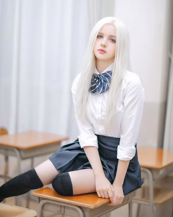 Icy Tenshi sở hữu chiều cao 1,70 m và có vóc dáng thon gọn, mảnh mai. Hot girl tóc bạch kim này cho biết cô hiện theo học ngành Lịch sử nghệ thuật và Tâm lý học ở Italy. Bên cạnh đó, vì yêu thích văn hóa của xứ sở mặt trời mọc, cô nàng còn trau dồi thêm tiếng Nhật Bản.