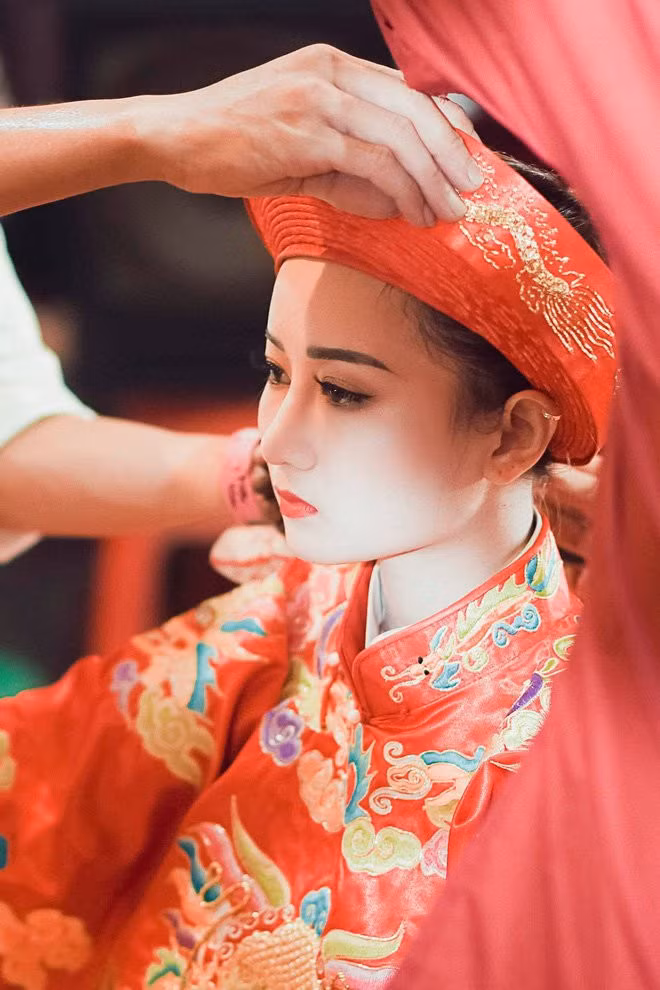Không chỉ xinh đẹp, khuôn mặt của cô còn có thần thái và đặc biệt phù hợp với vai trò cô đồng đang phụng sự Phật Thánh.