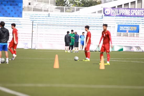 Chính bởi vậy, ngay trong buổi tập đầu tiên chuẩn bị cho trận bán kết với U22 Campuchia, HLV Park Hang-seo đã có cuộc nói chuyện riêng với thủ môn số 1 của đội tuyển U22 Việt Nam là Bùi Tiến Dũng.