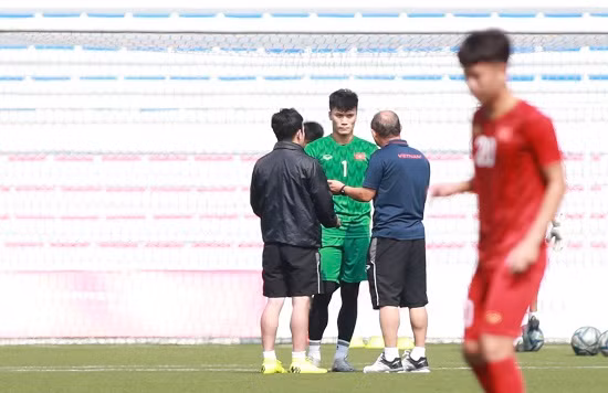  U22 Việt Nam vừa có trận hòa cần thiết trước U22 Thái Lan để có mặt tại vòng bán kết môn bóng đá nam SEA Game 30. Ở thời điểm hiện tại, điều khiến NHM cũng như HLV Park Hang-seo đau đấu đó là vị trí thủ môn khi cả Bùi Tiến Dũng lần Văn Toản đều đã mắc sai lầm khiến đội phải rơi vào hoàn cảnh khó khắn.