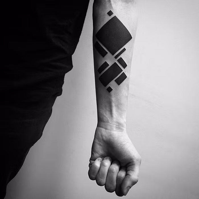 Với những bạn trẻ đam mê và thích thú với những hình xăm thì phong cách xăm khối hình học không còn xa lạ gì. Chúng mang đến cho người sở hữu những đường nét khỏe khoắn trên cơ thể.