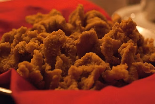 Mỹ: Rocky Mountain oysters là một món ăn khai vị tại Mỹ, với tinh hoàn của bò, heo hoặc cừu được cho vào chảo và chiên giòn. Ảnh: Flickr/liljango.
