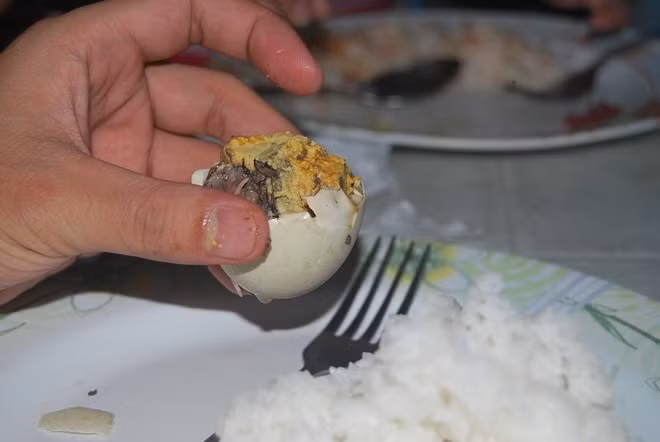 Philippines: Món trứng vịt lộn luộc rất phổ biến ở quốc gia Đông Nam Á khiến nhiều du khách hoảng sợ khi nhìn thấy. Ảnh: Flickr/riceburn07 .