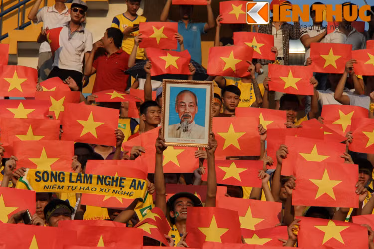 Ảnh của Chủ tịch Hồ Chí Minh cũng được những người con xứ Nghệ dương cao trên khán đài B của sân Hàng Đẫy.