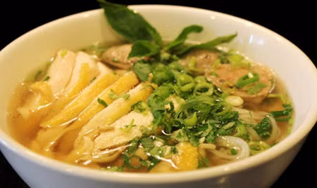 Chiến thắng thuyết phục của phở Việt đã làm cư dân mạng Việt Nam nức lòng.