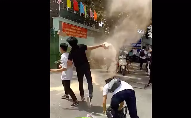 Tuy nhiên, hành vi sử dụng bột màu sai mục đích gây ảnh hưởng không chỉ cho cơ sở vật chất của trường mà còn có thể ảnh hưởng tới những người xung quanh. Họ phải chịu cảnh bụi bặm từ những túi bột màu của các học sinh cuối cấp gây ra.