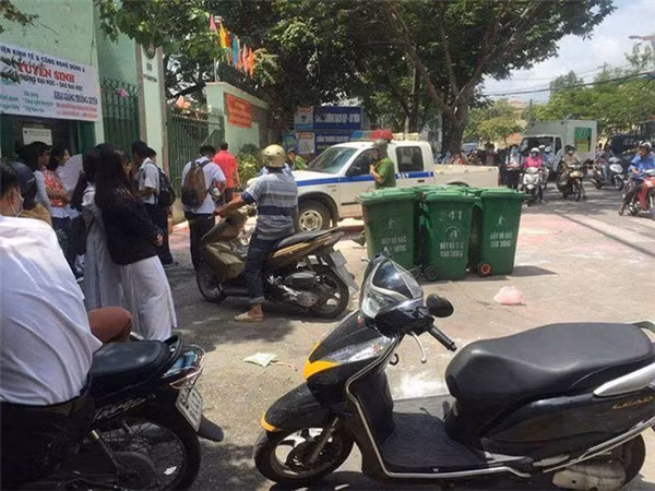 Sau khi được lan truyền trên mạng, nhiều luồng ý kiến đã được đưa ra. Bên cạnh một số bình luận cho rằng đây là trò đùa không mấy xa lạ của các em học sinh và đúng với tính chất câu nói:"nhất quỷ, nhì ma, thứ ba học trò" và việc học trò đùa nghịch như thế này là bình thường.