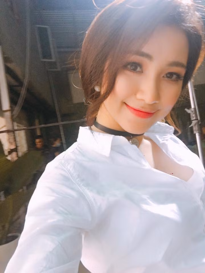 Tuy nhiên, mới đây những hình ảnh được đăng trên trang cá nhân của Hòa Minzy được nhiều người chú ý và họ nhận ra rằng vòng một của cô có "to" lên bất thường và ngay lập tức nghi vấn dao kéo được gắn cho cô ca sĩ quê Bắc Ninh này.