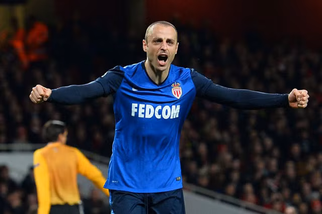 Dimitar Berbatov, 33 tuổi, hiện thi đấu cho CLB Monaco tại Ligue 1. Nhìn vào phong độ của Berbatov, nhiều người khuyên anh nên chọn một CLB ở Mỹ để chuẩn bị cho những năm tháng cuối của sự nghiệp cầu thủ.