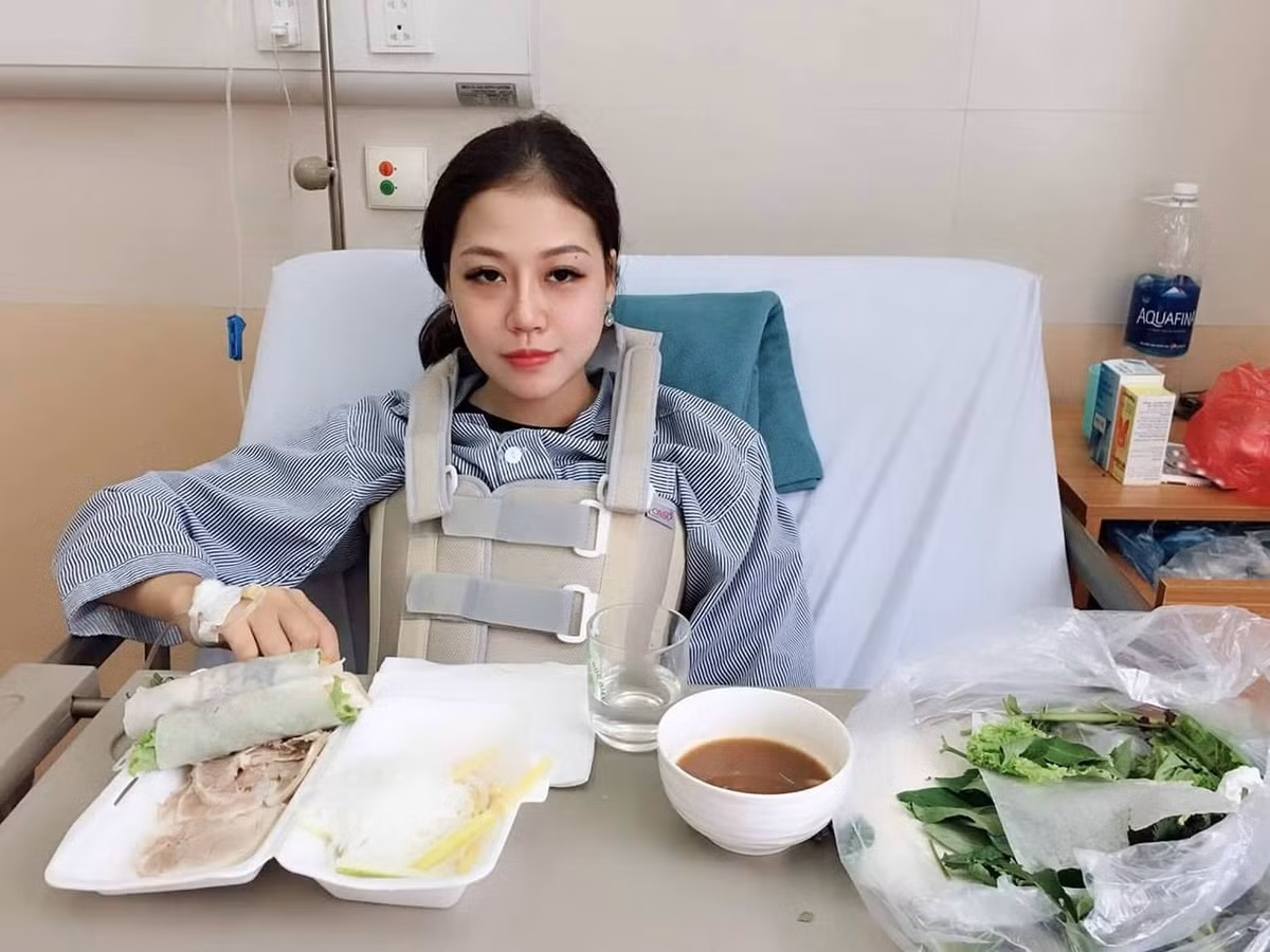 Theo chia sẻ của Thảo Linh, cô bạn này cảm giác vô cùng thiệt thòi vì nằm suốt trên giường bệnh một tháng trời cũng đâm chán vì chẳng có gì làm, ăn cũng không được ăn thỏa thích, tiền viện phí lại ngày một thêm vào.